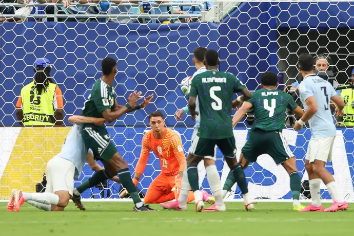 Muslera bakija után Szaúd-Arábia pontot szerzett Uruguay ellen a vb-n
