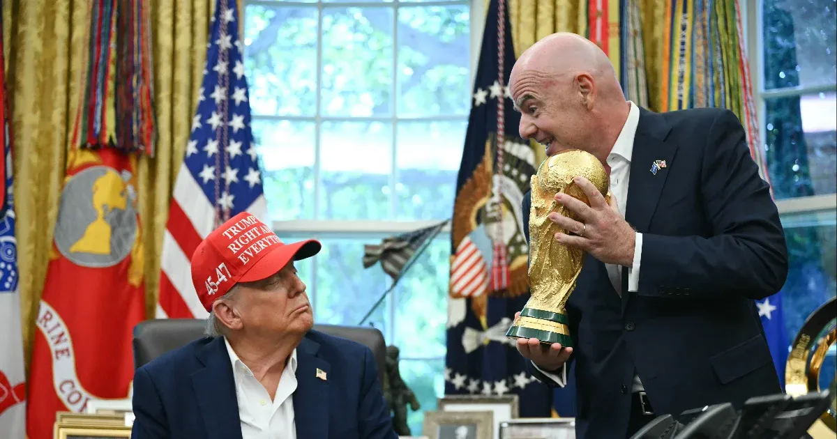 Trump átadja a világbajnoki trófeát a FIFA engedélyével Trump átadja a világbajnoki trófeát a FIFA engedélyével