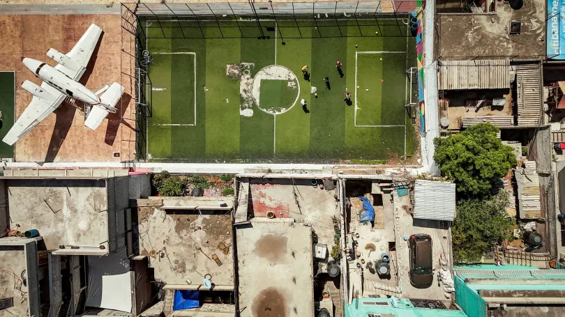 Focipálya egy lakónegyedben Monterreyben, pálya a mexikóvárosi Avioneta Parkban, focimeccs veteményesek és fóliasátrak mellett Xochimilcóban, sportpályák egy Costco áruház tetején Mexikóvárosban – Fotó: Raquel Cunha / Reuters