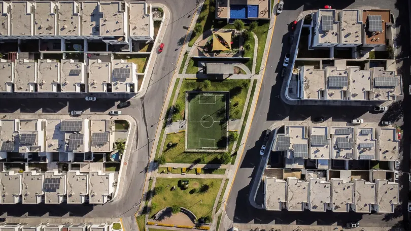 Focipálya egy lakónegyedben Monterreyben, pálya a mexikóvárosi Avioneta Parkban, focimeccs veteményesek és fóliasátrak mellett Xochimilcóban, sportpályák egy Costco áruház tetején Mexikóvárosban – Fotó: Raquel Cunha / Reuters