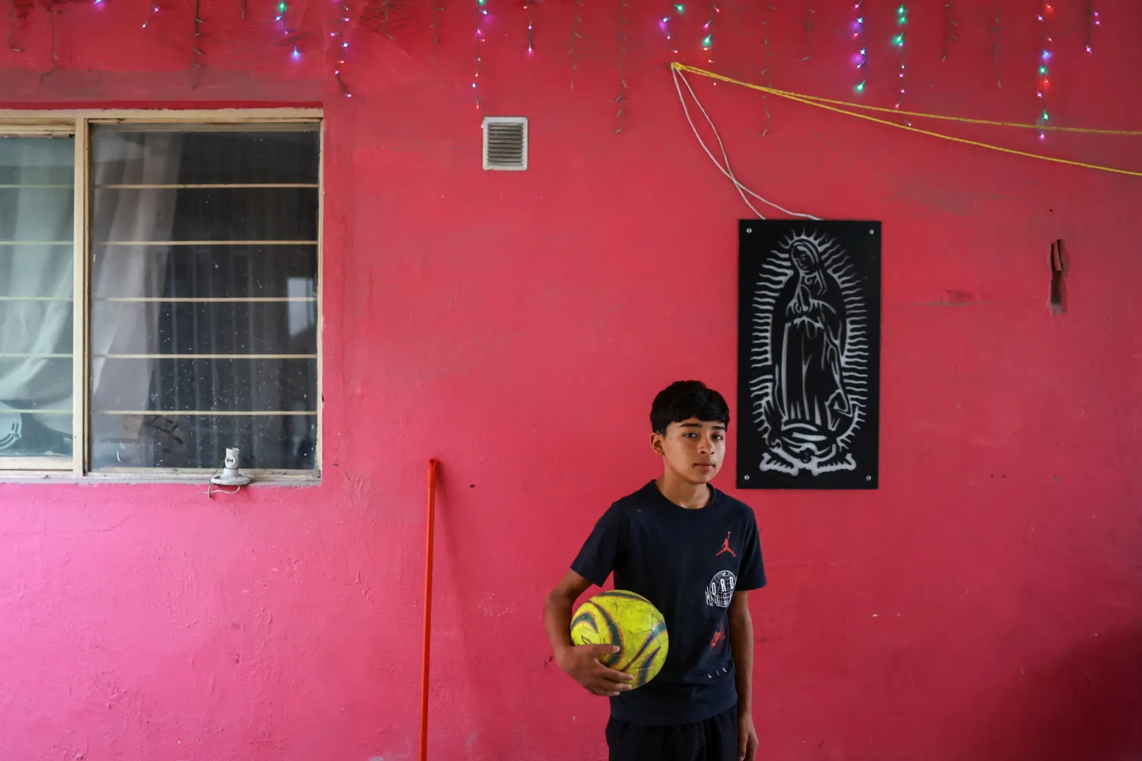 Humberto Guadalupe, azaz Messi az otthonában, mellette a Guadalupei Szűzanya képe – Fotó: Raquel Cunha / Reuters