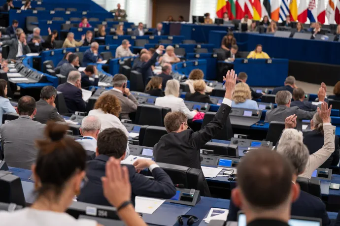 Befagyasztás és többletfeltételek után az EP jóváhagyta az EU–USA vámalku végrehajtását