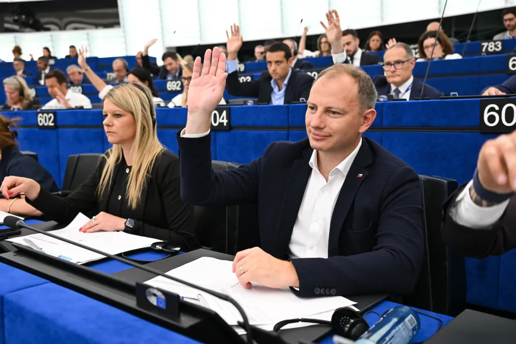 Hamarosan betiltják a mesterséges intelligenciával vetkőztető appokat az EU-ban