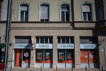Banki csalás áldozata lett, majd észrevette, a bankja alapból napi 200 millió forint átutalását engedélyezi