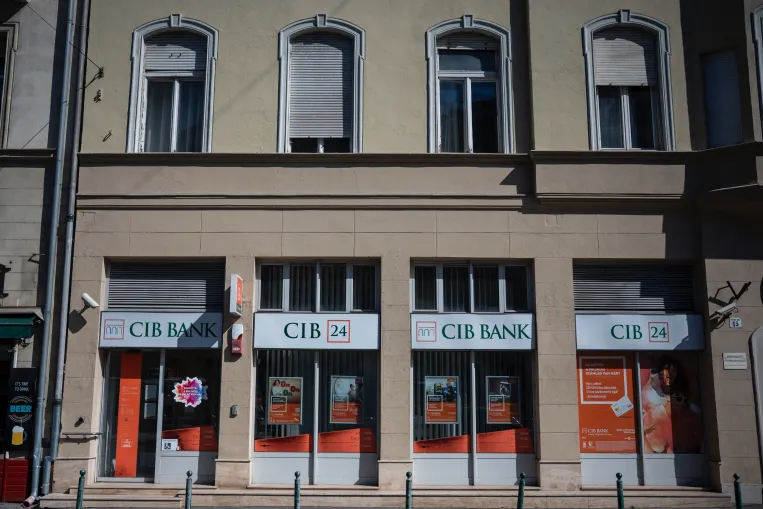 Banki csalás áldozata lett, majd észrevette, a bankja alapból napi 200 millió forint átutalását engedélyezi