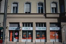 Banki csalás áldozata lett, majd észrevette, a bankja alapból napi 200 millió forint átutalását engedélyezi