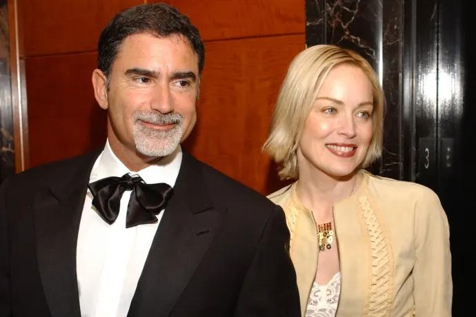 Sharon Stone csak meg akarta lepni a férjét. A férfi lábának egy darabja bánta