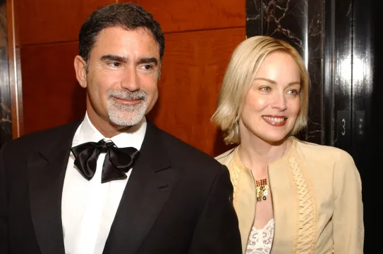 Sharon Stone csak meg akarta lepni a férjét. A férfi lábának egy darabja bánta
