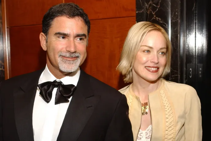 Sharon Stone csak meg akarta lepni a férjét. A férfi lábának egy darabja bánta