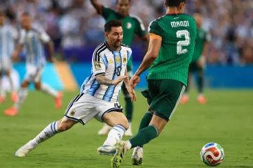 Egy elnéző játékvezető is kellhetett Messi mesterhármasához