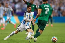 Egy elnéző játékvezető is kellhetett Messi mesterhármasához