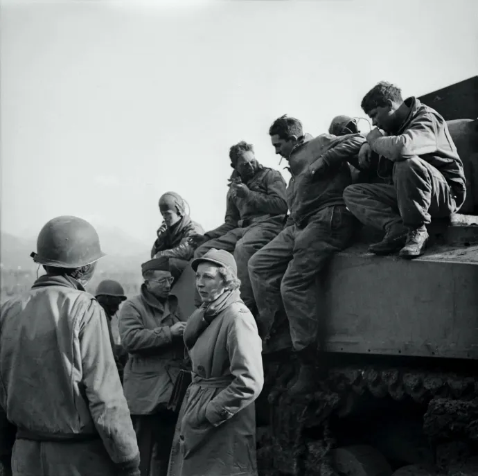 Martha Gellhorn amerikai katonák társaságában az olaszországi Cassino közelében, 1944 februárjában – Fotó: Imperial War Museum