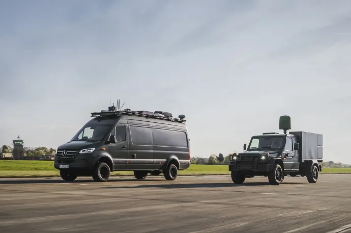 A Tytan és a Mercedes-Benz együttműködésében fejlesztés alatt álló járműalapú drónvédelmi rendszer két egysége: az irányítóközpontként működő Mercedes Sprinter (balra) és a katonai célokra átalakított, drónokkal felszerelt Mercedes G osztály (jobbra) – Fotó: Mercedes-Benz AG