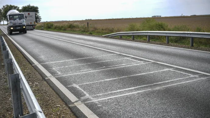 A tengelysúlymérő útba süllyesztett érzékelői a 47-es főúton, Derecske és Berettyóújfalu között, 2017. szeptember 19-én – Fotó: Czeglédi Zsolt / MTI