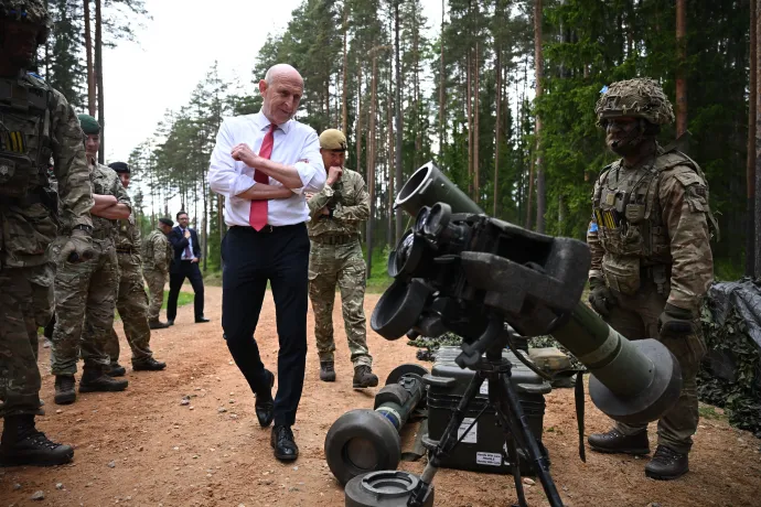 John Healey védelmi miniszter brit katonák között egy észtországi hadgyakorlaton 2026. május 21-én – Fotó: Leon Neal / Getty Images