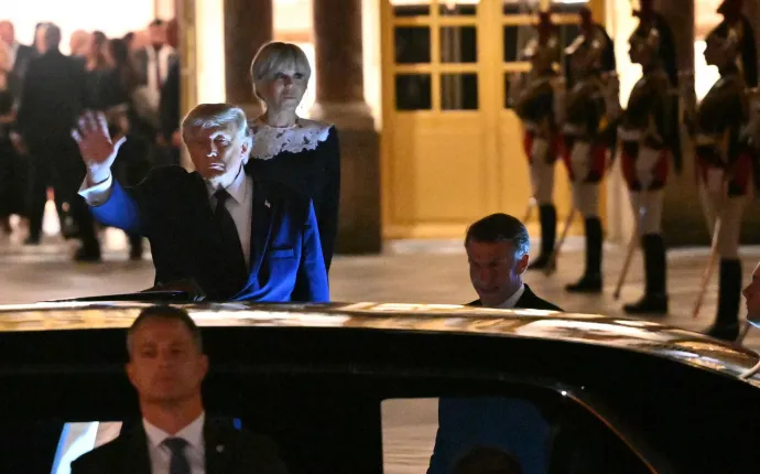 Donald Trump távozik a versailles-i kastélyból a vacsora után – Fotó: Mandel Ngan / AFP
