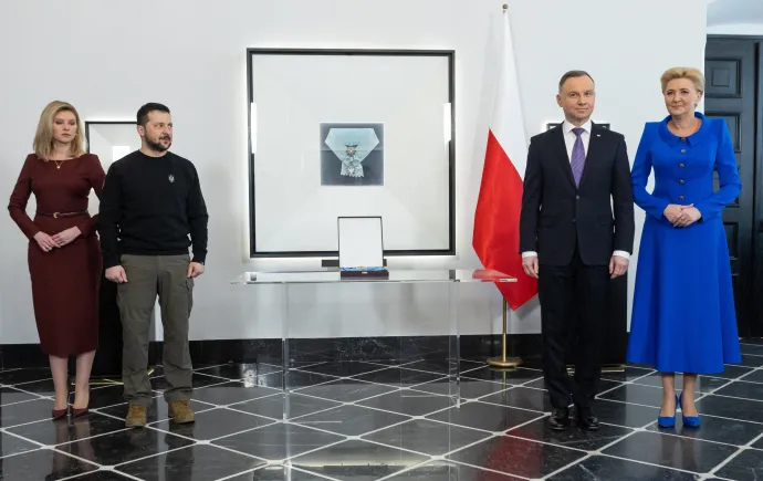 Az ukrán és a lengyel elnöki házaspár 2023. április 5-én Varsóban, ahol Volodimir Zelenszkij megkapta a Fehér Sas-rend nevű lengyel állami kitüntetést – Fotó: Olimpik / NurPhoto / AFP