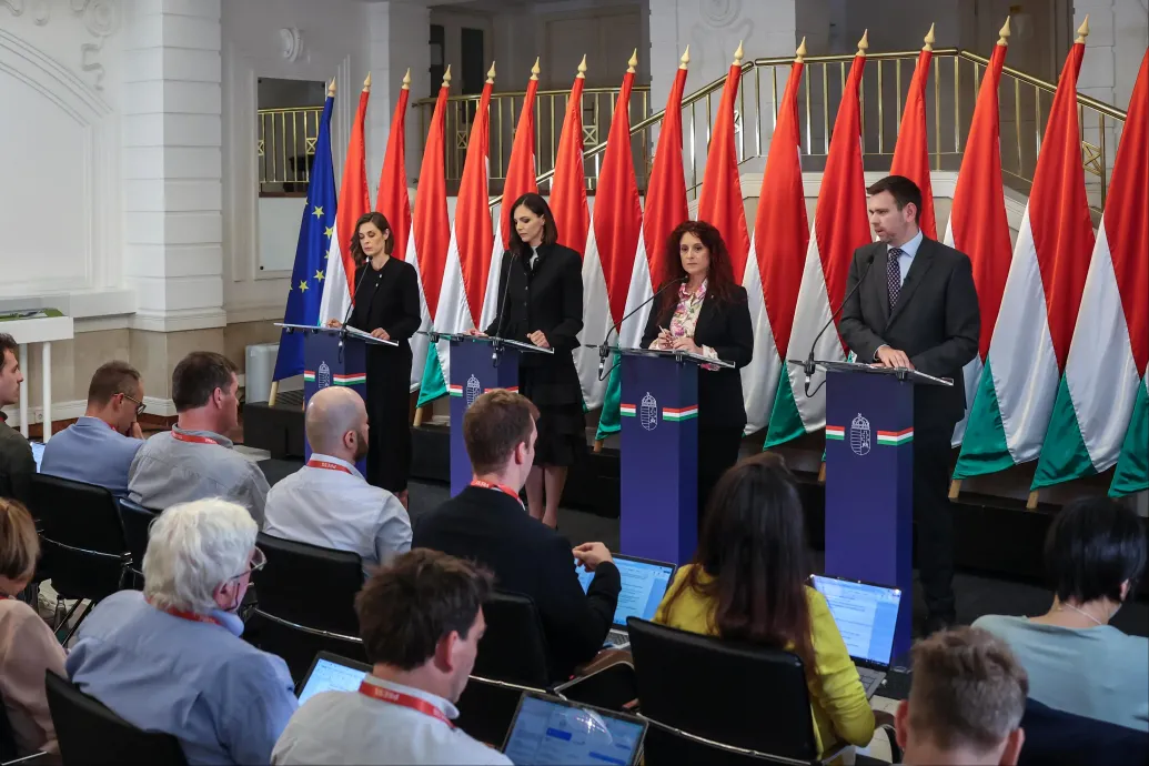 A kormány friss döntéseiről beszél Vitézy Dávid és a három kormányszóvivő