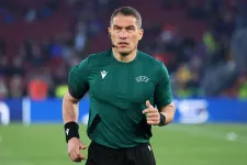 Különleges meccsel debütál a foci-vébén Kovács István