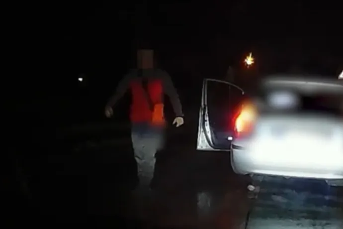 A gyereke is végignézte, ahogy ordítva ütött ököllel, rugdosott egy másik autót egy budapesti férfi