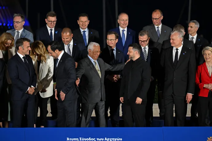 EU-s vezetők és Volodimir Zelenszkij ukrán elnök az Európai Tanács informális ülése előtti csoportkép készítése közben Cipruson 2026. április 23-án – Fotó: Jewel Samad / AFP
