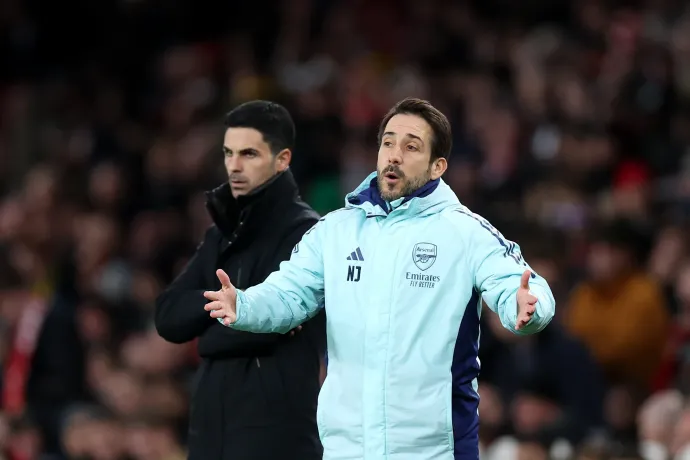 Nicolas Jover (elöl) és Mikel Arteta az Arsenal Everton elleni meccsén, 2025 decemberében – Fotó: Alex Pantling / Getty Images