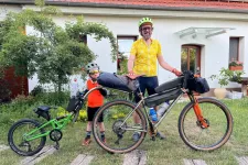 Hat nap alatt tekerné le egy Down-szindrómával élő magyar kisfiú az apjával a 700 kilométeres Tour Horizont futamot