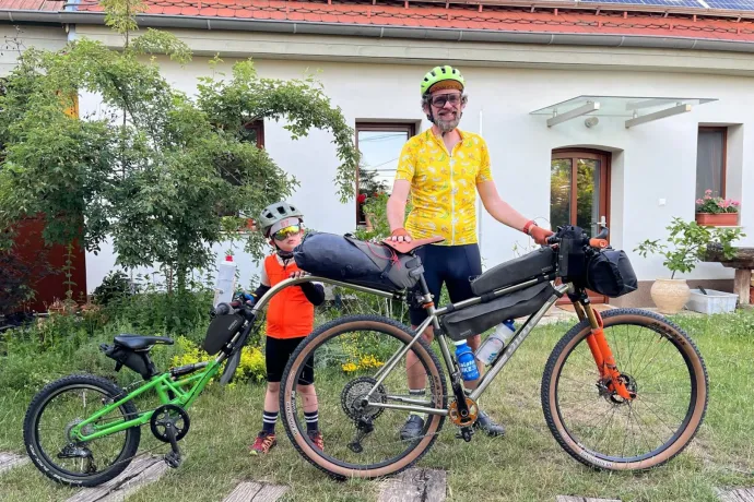 Hat nap alatt tekerné le egy Down-szindrómával élő magyar kisfiú az apjával a 700 kilométeres Tour Horizont futamot