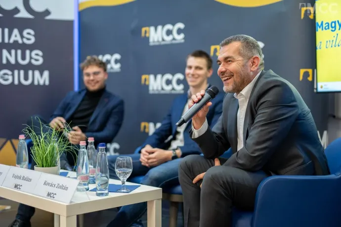 Kovács Zoltán egy beszélgetésen – Forrás: MCC