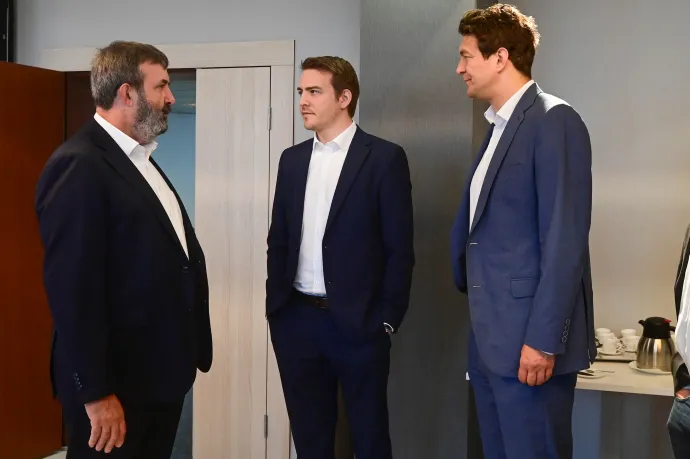 Palkovics László mesterséges intelligenciáért felelős kormánybiztos, Bódis László, a Kulturális és Innovációs Minisztérium innovációért felelős helyettes államtitkára és György László gazdasági stratégiákért és a Tanítsunk Magyarországért program irányításáért felelős kormánybiztos egy eseményen az Energiaügyi Minisztériumban 2025. szeptember 4-én – Fotó: Bruzák Noémi / MTI