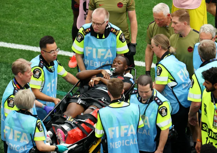 Fent: hordágyon viszik el a kandai Ismaël Konét, lent: Nathan Saliba Koné mezét a magasba emelve ünnepli a gólját – Fotó: Emilee Chinn / Getty Images; Fran Santiago / Getty Images
