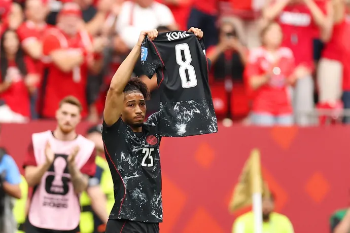 Fent: hordágyon viszik el a kandai Ismaël Konét, lent: Nathan Saliba Koné mezét a magasba emelve ünnepli a gólját – Fotó: Emilee Chinn / Getty Images; Fran Santiago / Getty Images