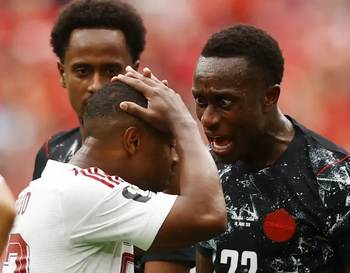 Fent: a kanadai játékosok számonkérik a Koné sérülését okozó Ászim Mádíbút, lent: a lefújás után összeszólalkozott a két csapat – Fotó: Lee Smith / Reuters; Albert Gea / TPX IMAGES OF THE DAY / Reuters