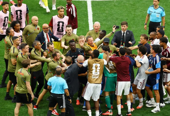 Fent: a kanadai játékosok számonkérik a Koné sérülését okozó Ászim Mádíbút, lent: a lefújás után összeszólalkozott a két csapat – Fotó: Lee Smith / Reuters; Albert Gea / TPX IMAGES OF THE DAY / Reuters