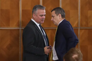 Sorra érik a csapások a reformpárti tábort: bírósági döntéssel támogatták meg a pártelnökségre is áhítozó Veșteát és szakadárjait