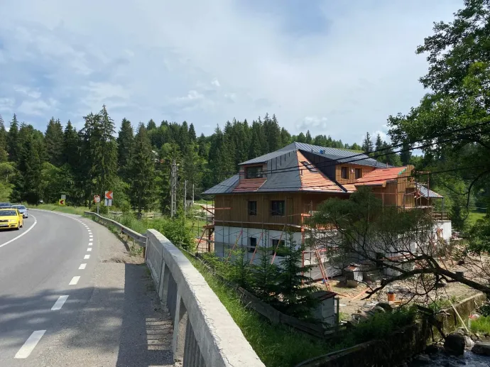 Homoród udvarhely felőli oldalán a 6-os villa kivételnek számít, ez az az ingatlan, amit a megyei tanács felújít, illetve a villák és telkek – Fotó: Tőkés Hunor / Transtelex