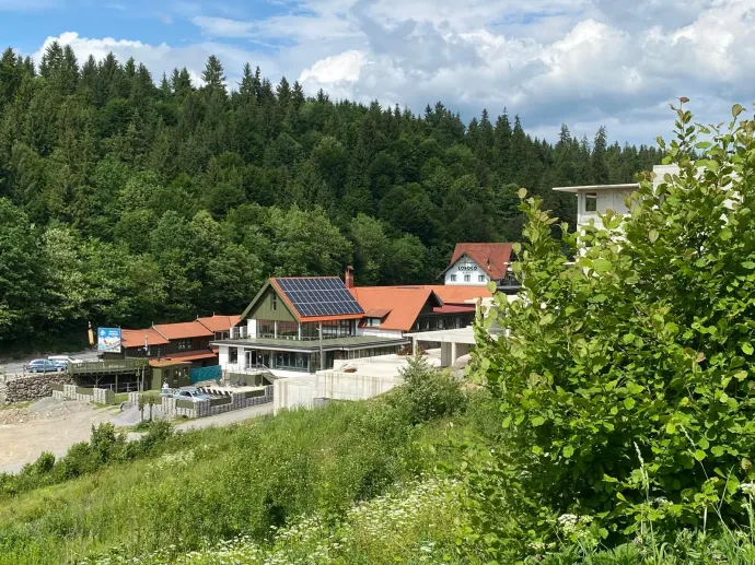 Az út hűlt helye. Az elmúlt években Homoródfürdő telkeit adták, vették, az ingatlanok tulajdonosai cserélődtek, úgy hírlik a Lobogó is kapott már felvásárlási ajánlatokat, közben a felső házak felé vezető utak jórészét lezárták, elbontották, lesorompózták az autós forgalom elől – Fotó: Tőkés Hunor / Transtelex 