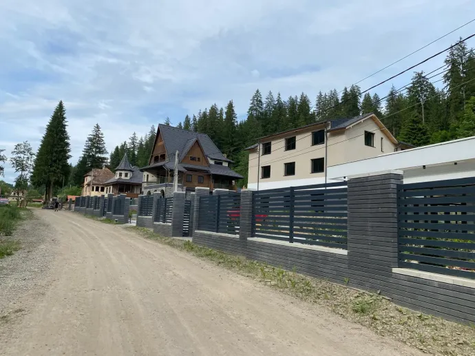 Amíg a Lobogó körül még csak dőlnek a villák és felvásárolják a földeket, addig az Ilona-völgyében egy teljes utcasorban aktív munkálatok zajlanak, amelynek központja továbbra is a Közösségi Párbeszéd Tábor csomópontja – Fotó: Tőkés Hunor / Transtelex