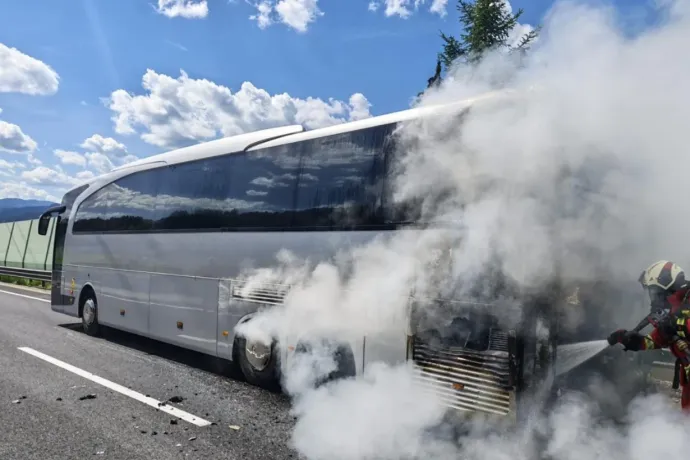27 magyar fiatalt szállító busz kapott lángra menet közben Ausztriában