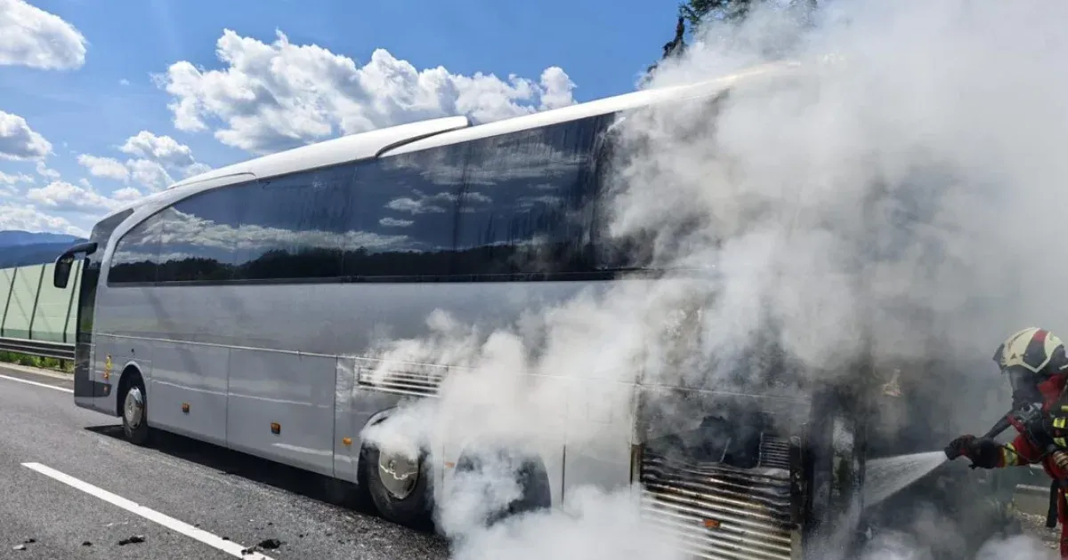 27 magyar fiatalt szállító busz kapott lángra menet közben Ausztriában