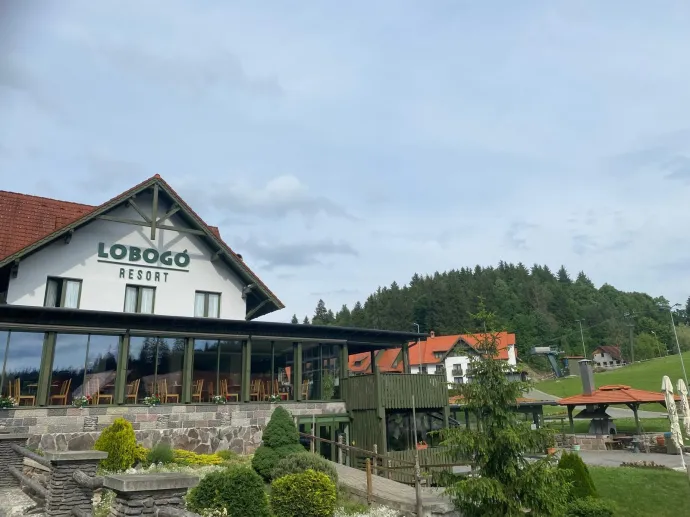A Lobogóhoz panzió, étterem, szabadidős terek, bobpálya és sípálya is tartozik, a dombon található épület építkezési engedélyét azonban valamiért utólag visszamondták – Fotó: Tőkés Hunor / Transtelex
