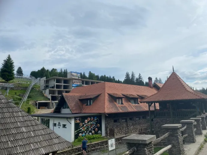 A Lobogóhoz panzió, étterem, szabadidős terek, bobpálya és sípálya is tartozik, a dombon található épület építkezési engedélyét azonban valamiért utólag visszamondták – Fotó: Tőkés Hunor / Transtelex