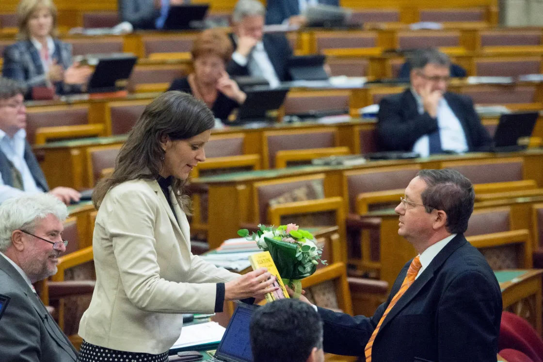 „Nem a politikai állításaimat vitatják, hanem a testemet” – lesújtó kutatás készült a nemi alapú politikai erőszakról