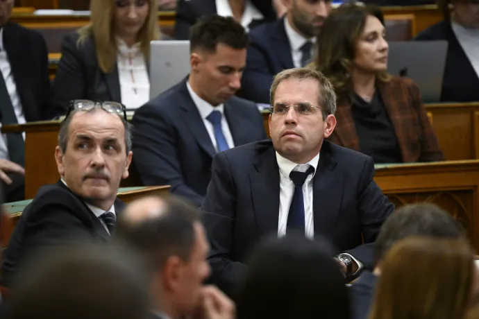 Ruff Bálint Miniszterelnökséget vezető miniszter az Országgyűlés plenáris ülésén, az Országházban, 2026. június 1-jén. Mellette Hegedűs Zsolt egészségügyi miniszter – Fotó: Bodnár Boglárka / MTI