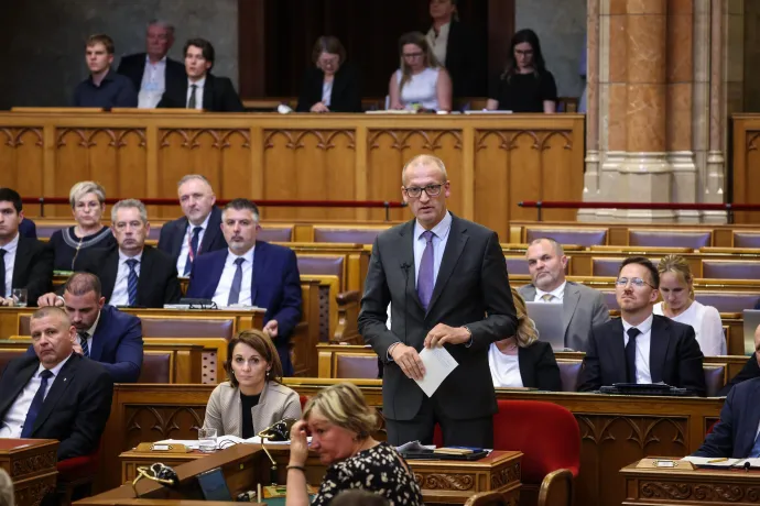 Tarr Zoltán társadalmi kapcsolatokért és kultúráért felelős miniszter az Országgyűlés plenáris ülésén, 2026. június 1-jén –Fotó: Huszti István / Telex