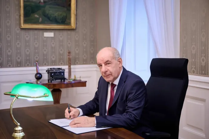 Sulyok aláírta a miniszterelnöki ciklusok korlátozásáról szóló Alaptörvény-módosítást