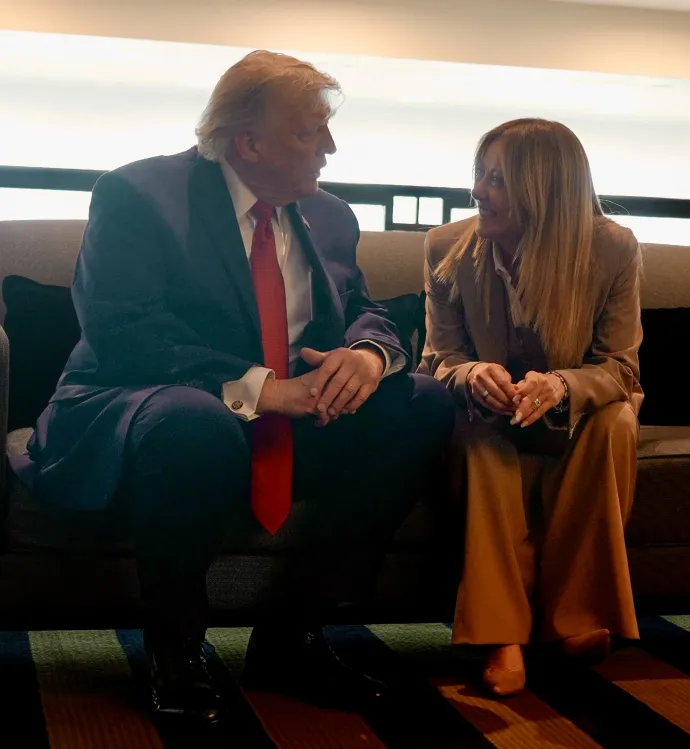 Donald Trump amerikai elnök és Giorgia Meloni olasz miniszterelnök beszélgetnek egy kanapén a franciaországi G7-csúcstalálkozón, 2026. június 17-én – Fotó: Palazzo Chigi Press Office / AFP