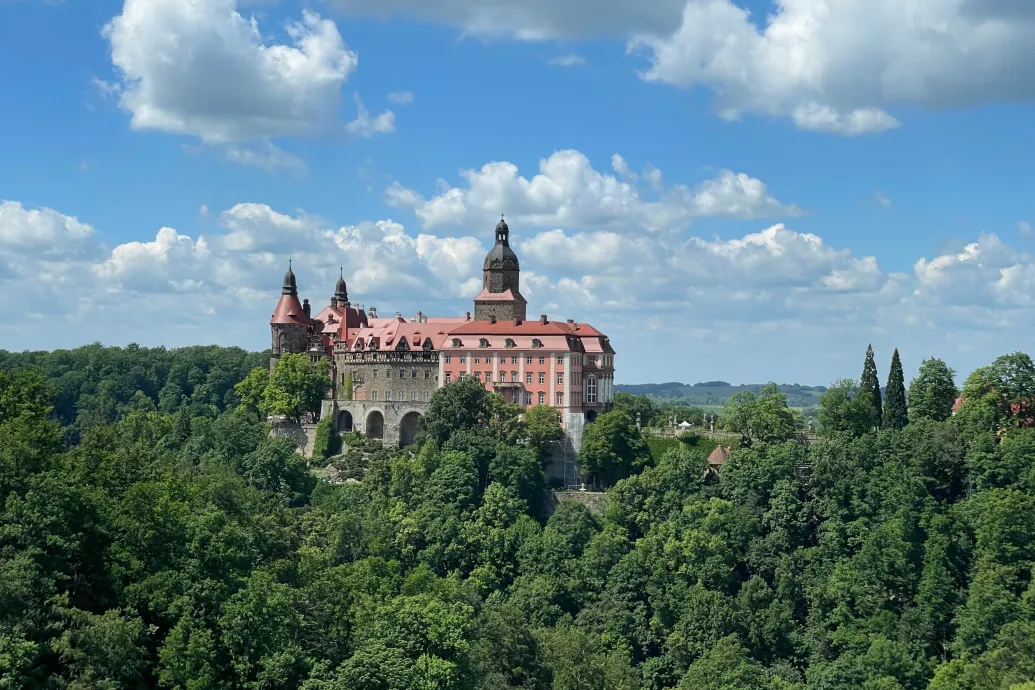 Az Óriás-hegység, ahol Hitler kastélybunkere versenyzik a turistákért egy természetes sziklalabirintussal