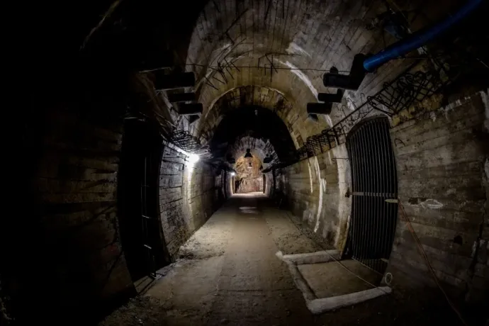 A kastély és a bunker – Fotó: Zamek Książ, és Tenczer Gábor / Telex