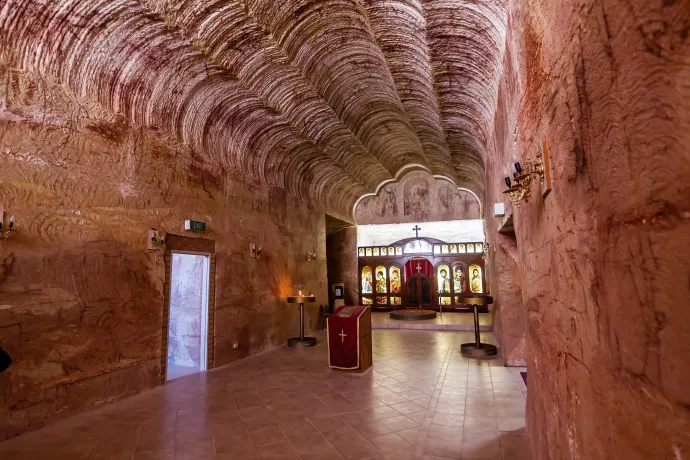 Szerb ortodox templom és a bányamúzeumban kialakított lakás Coober Pedyben – Fotó: Vdvornyk / Getty Images és Marc Dozier / Hemis / AFP